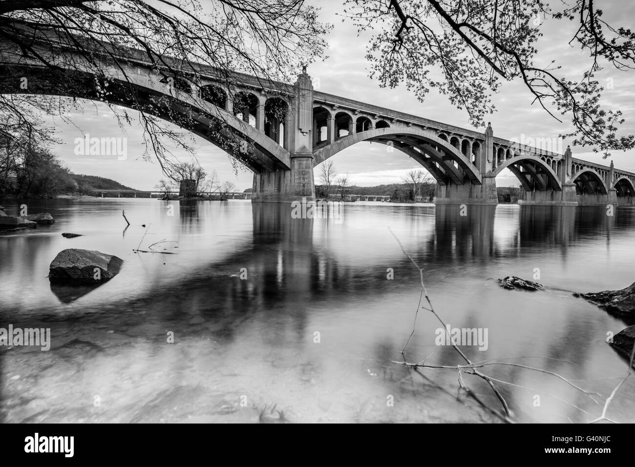 Ich hatte dieses schönen Architektur dieser Brücke stehen hoch über der See zu erfassen. Stockfoto