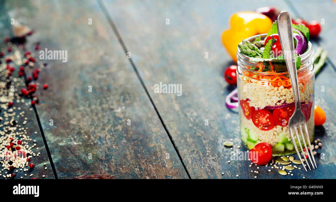 Gurke, Quinoa, Tomate, Zwiebel, Karotte und Minze Salat in einem Glas ...