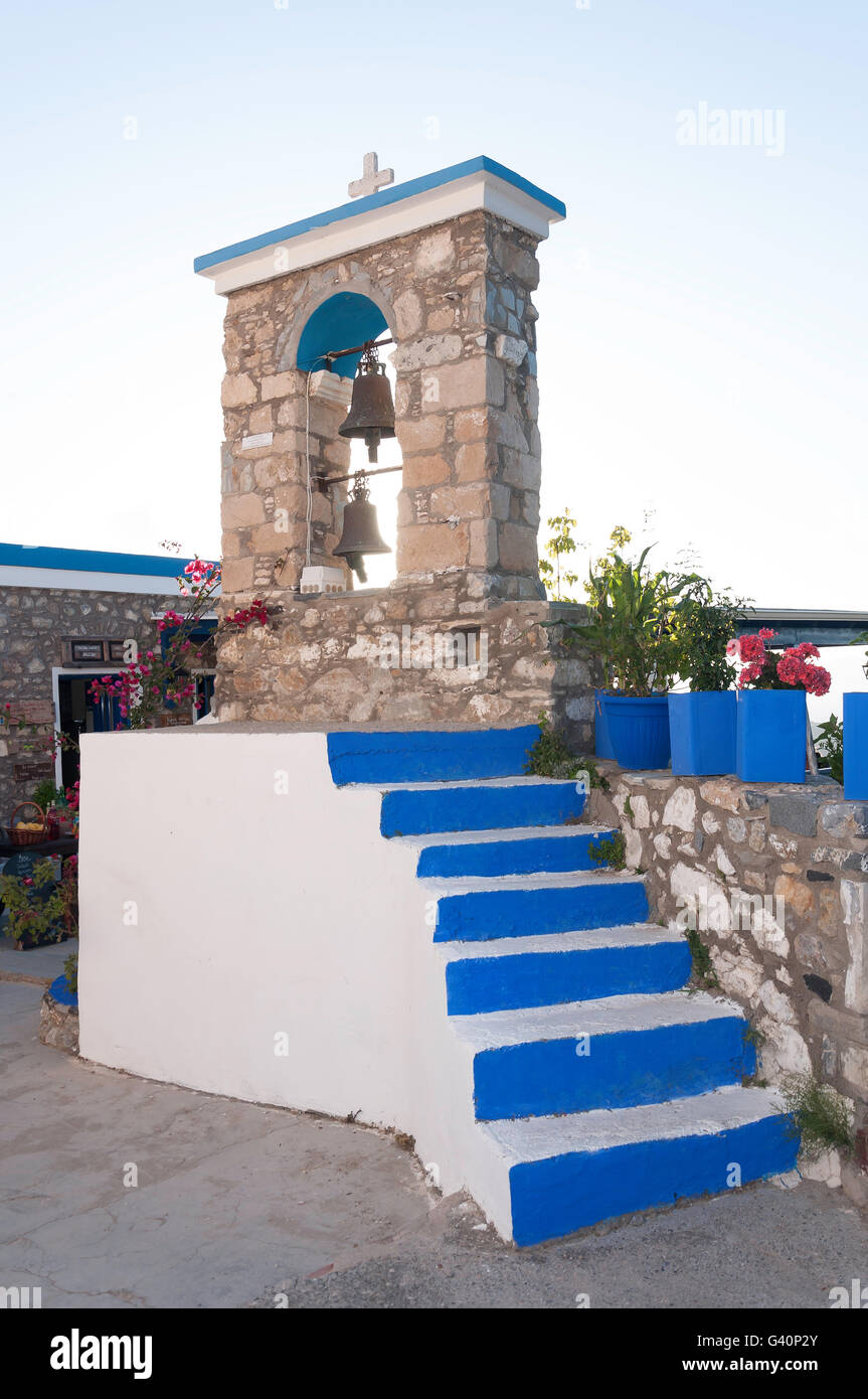 Bell Tower der griechisch-orthodoxen Kirche in Hanglage Dorf Zia, Kos (Cos), die Dodekanes, Süd Ägäis, Griechenland Stockfoto