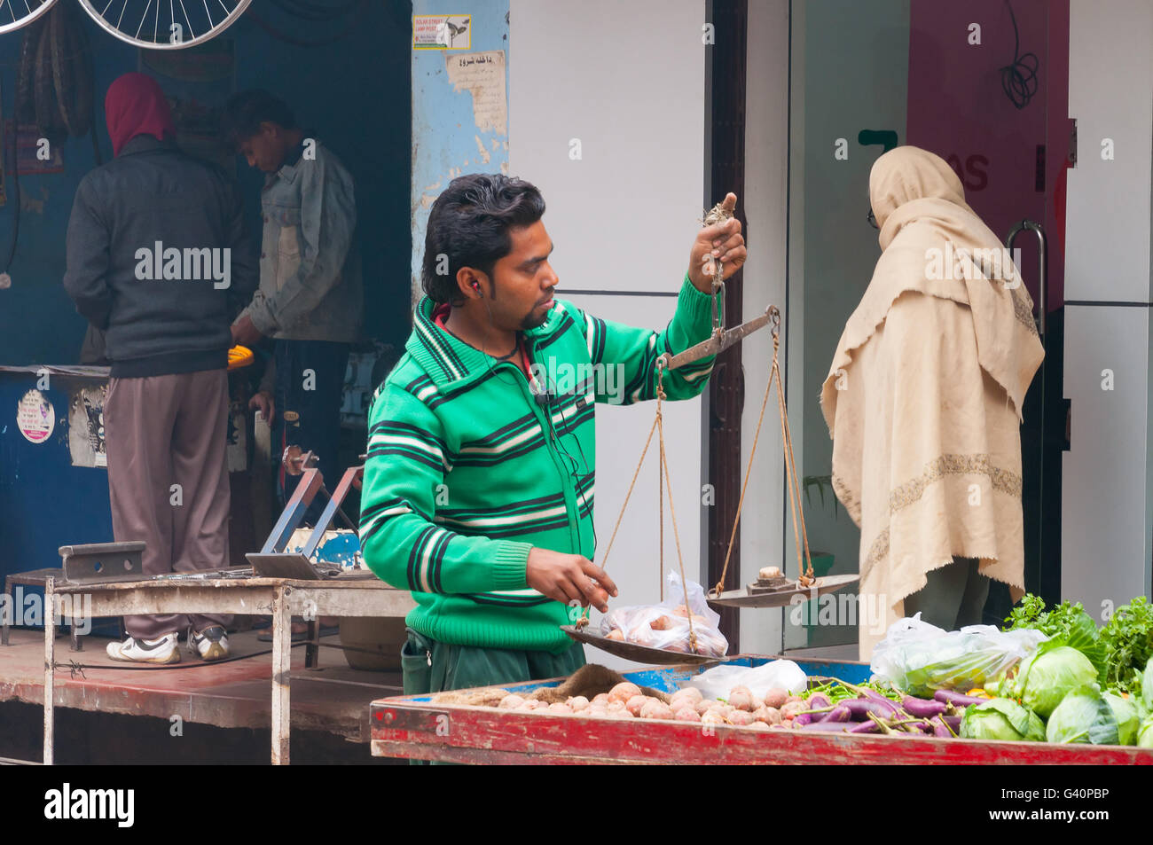 Nicht identifizierte indische Verkäufer mit Gewichten auf der Straße in Varanasi. Uttar Pradesh, Indien Stockfoto