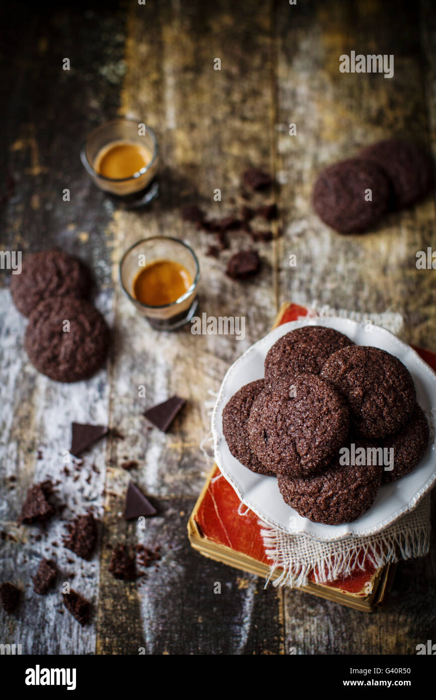 Köstliche Gluten freie Plätzchen mit Zartbitterschokolade und Chai Tee Stockfoto
