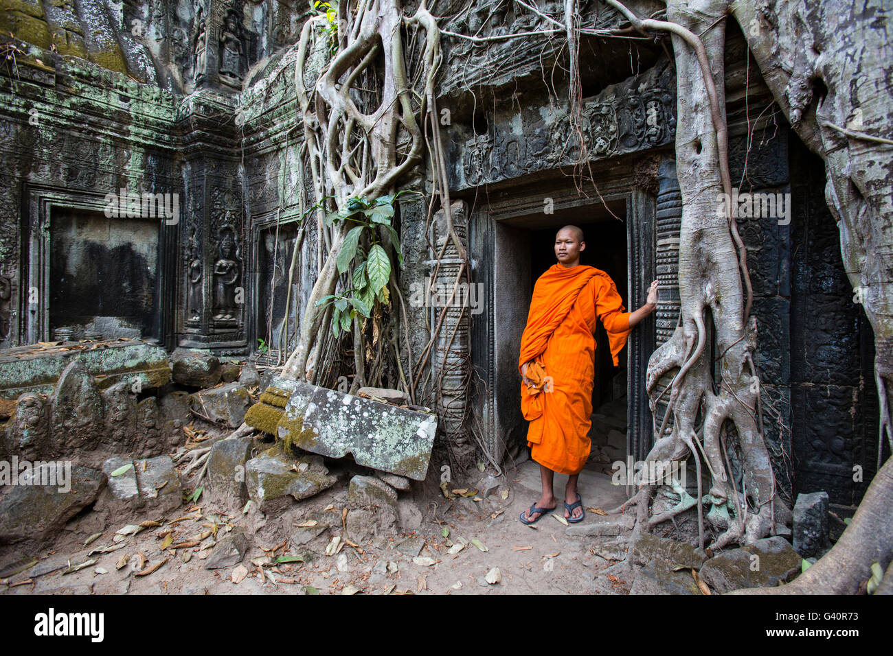 Buddhistischer Mönch in Ta Prohm Tür, Angkor Wat, Kambodscha Stockfoto