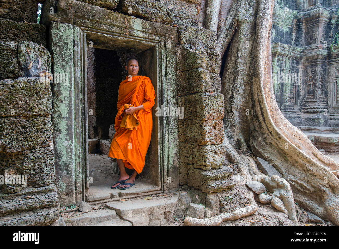 Buddhistischer Mönch in Ta Prohm Tür, Angkor Wat, Kambodscha Stockfoto