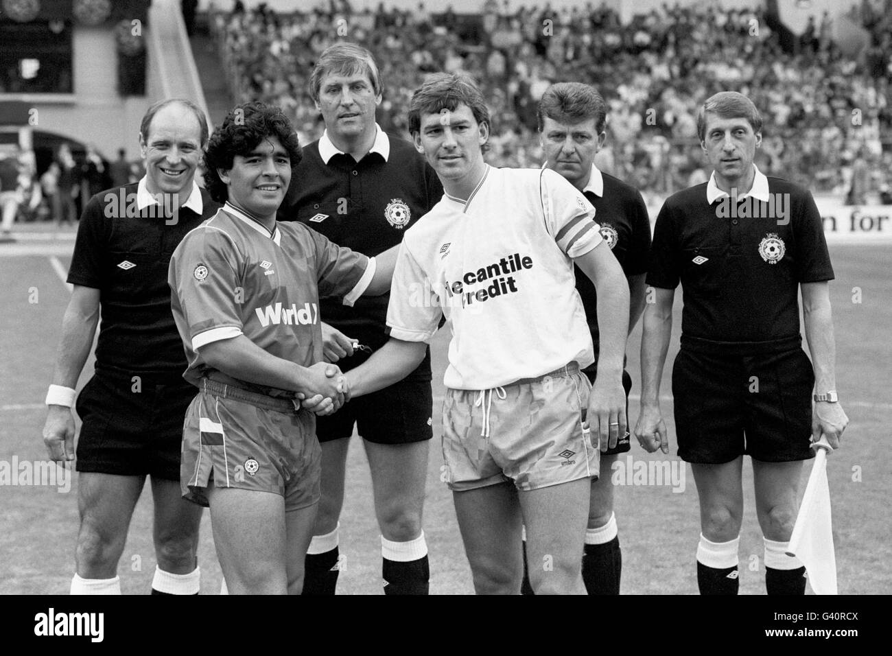 Aktenfoto vom 08-08-1987 von den Kapitäns Diego Maradona (links) und Brian Robson schütteln sich die Hände vor dem Fußballspiel zwischen der Fußballliga-Seite und dem Rest der Welt in Wembley. Stockfoto