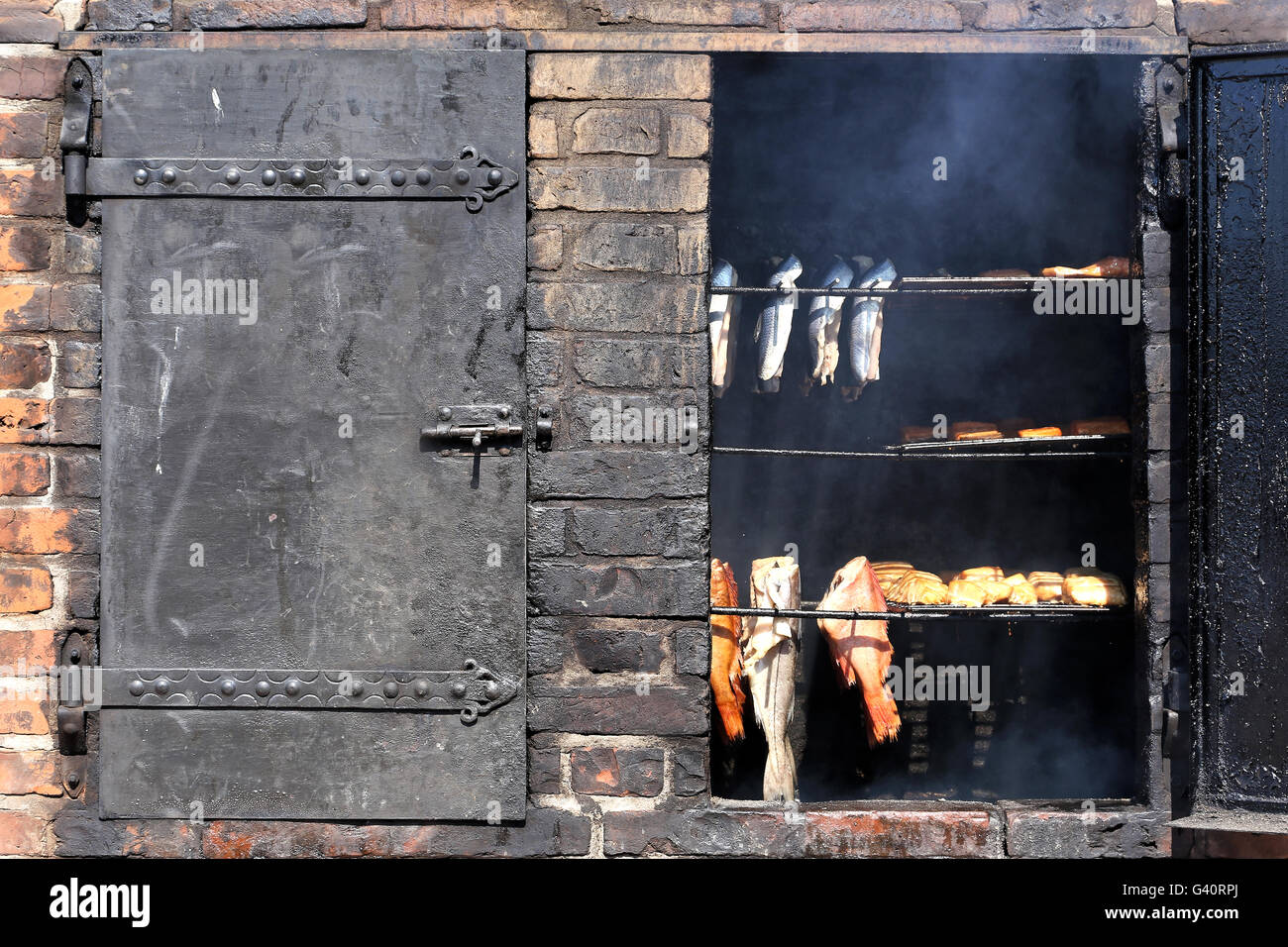 Eine Vielzahl von frische Meeresfische aus Räucherei Stockfoto