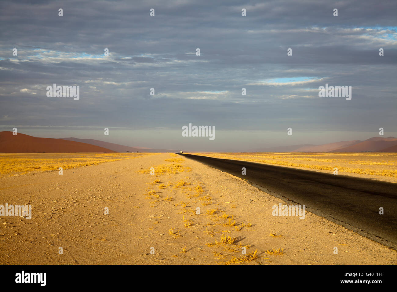 Straße durch Sossusvlei Dünen in Namibia Landschaft Stockfoto
