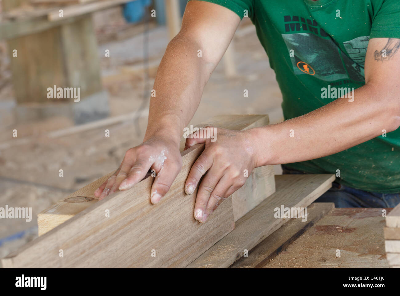 Ein paar starke Arme, ist die Handwerker Holz Hobeln, Stockfoto