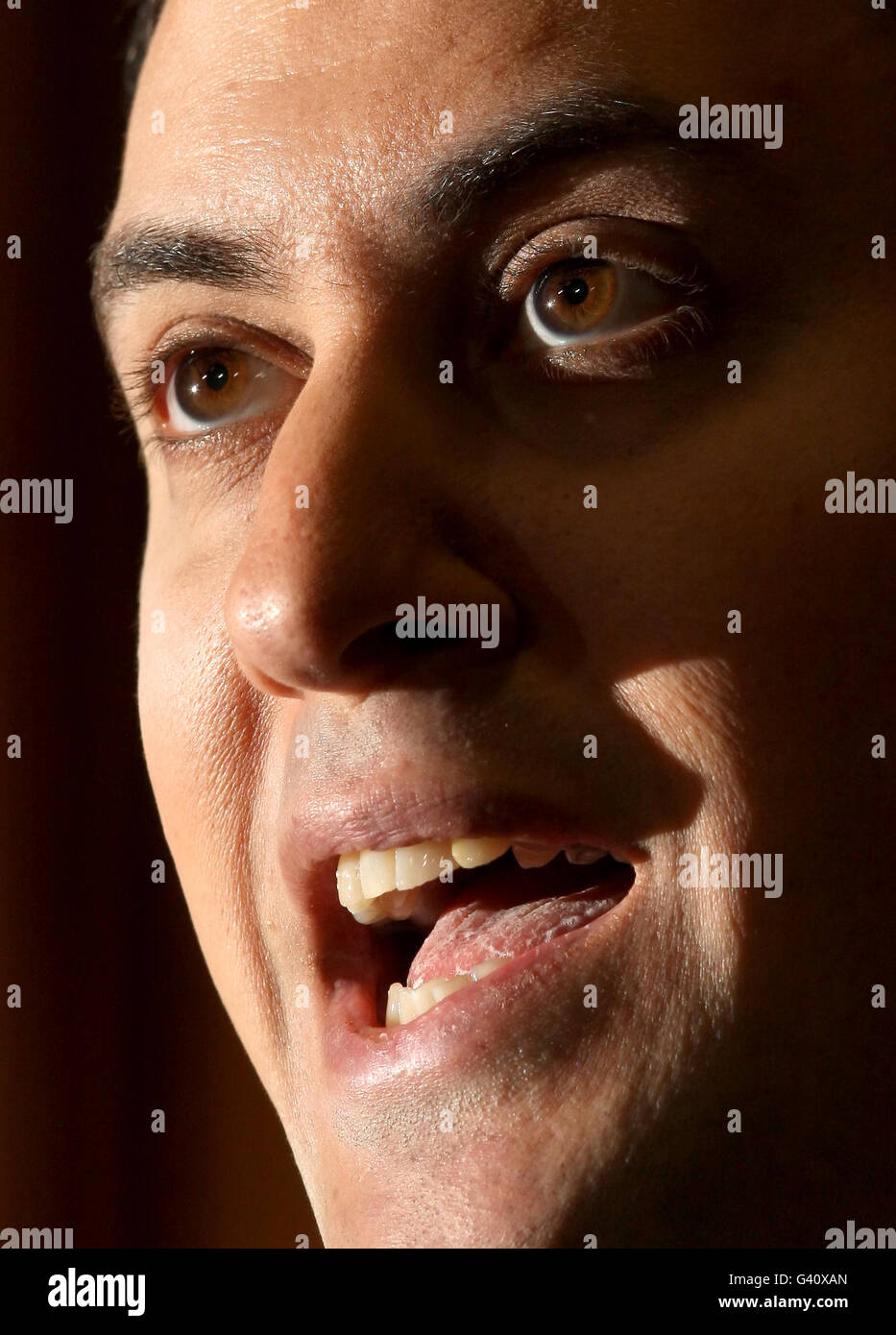 Der Parteiführer der Labour Party Ed Miliband spricht auf einer Pressekonferenz im Church House in Westminster, im Zentrum von London. Stockfoto