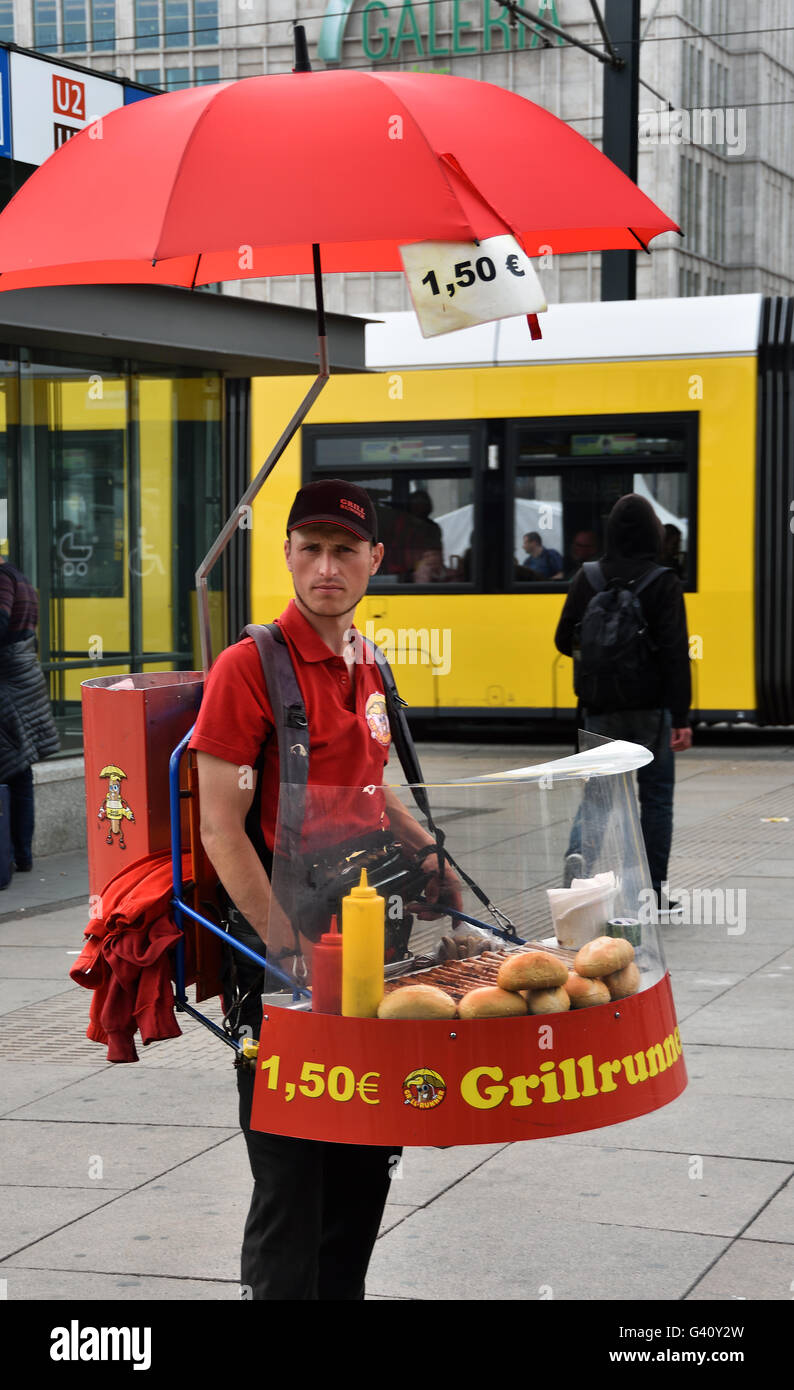 Bratwurst Verkäufer Alexander Platz Alexander Platz Berlin Deutschland Deutsch Stockfoto