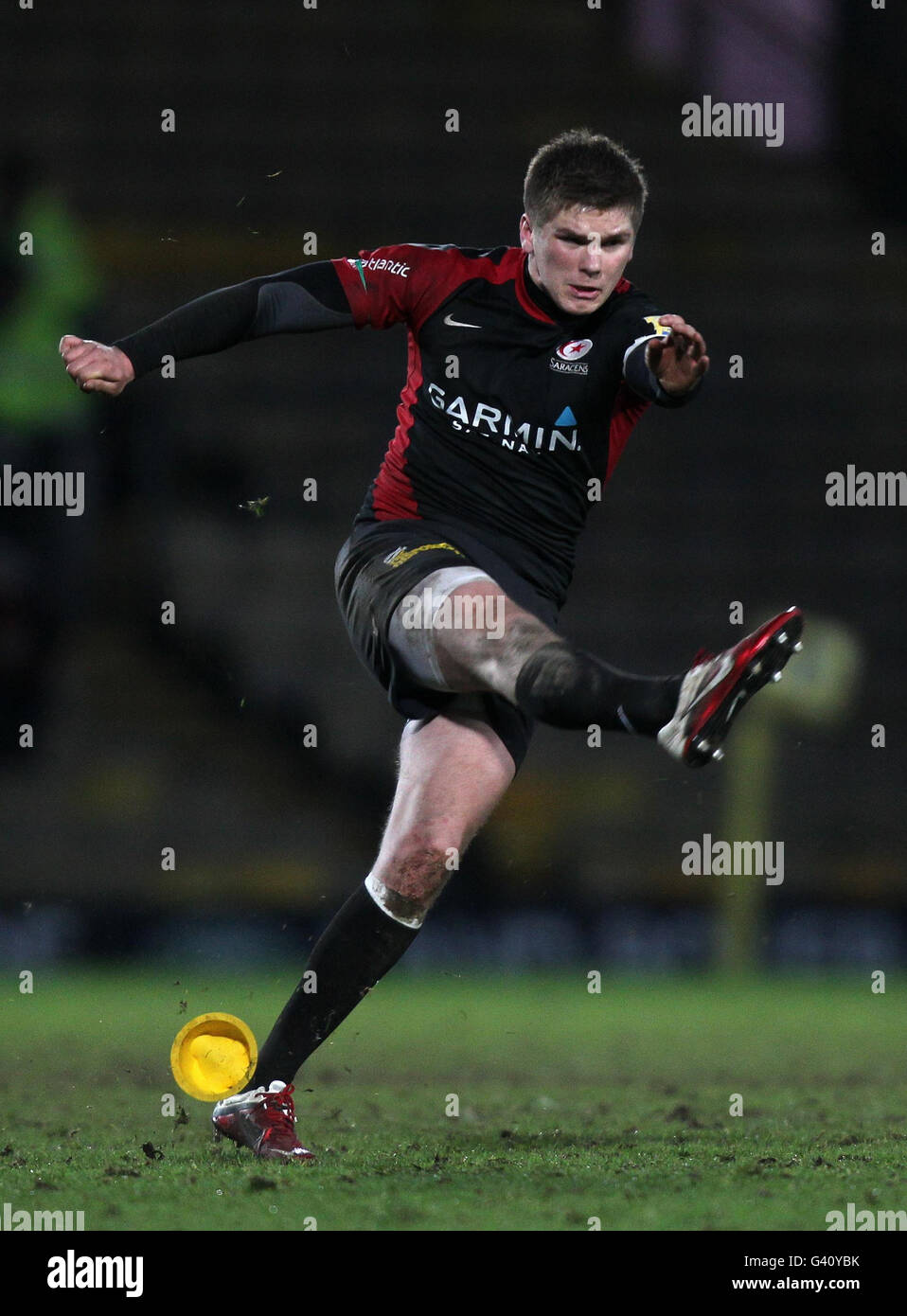 Rugby Union - Aviva Premiership - Saracens gegen London Irish - Vicarage Road. Saracens' Owen Farrell schießt eine seiner vier Strafen während des Spiels der Aviva Premiership in Vicarage Road, Watford. Stockfoto