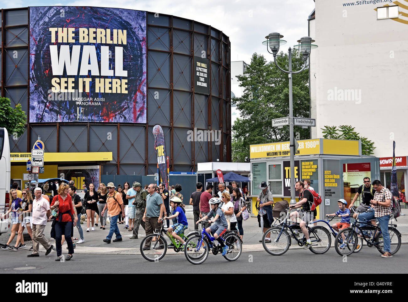 Checkpoint Charlie (Checkpoint C) war der bekannteste Berliner Mauer-Grenzübergang zwischen Ost- und West-Berlin während des Kalten Krieges. Deutschland Stockfoto