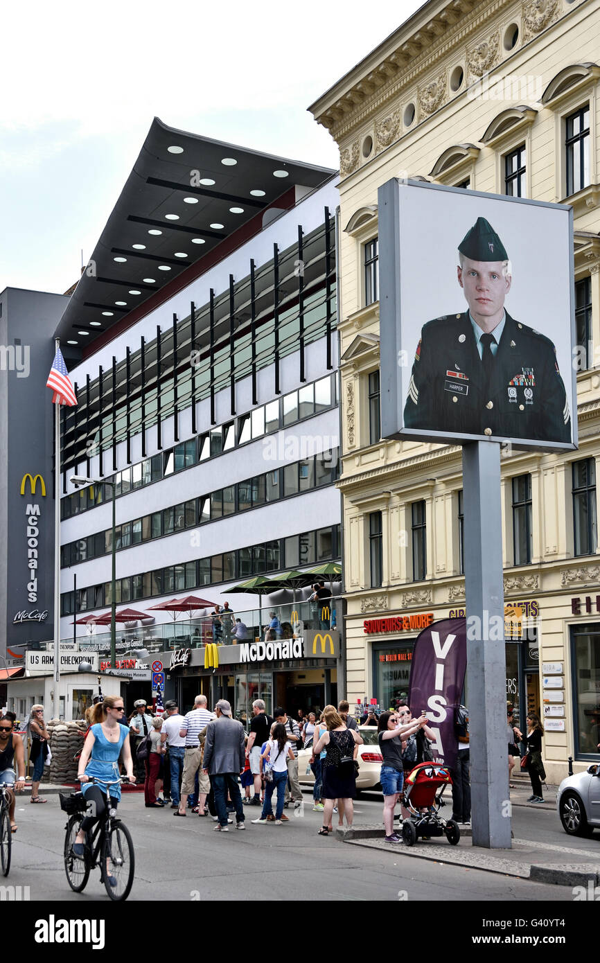 Checkpoint Charlie (Checkpoint C) Friedrichstraße war der bekannteste Berliner Mauer-Grenzübergang zwischen Ost- und West-Berlin während des Kalten Krieges. Deutschland Stockfoto