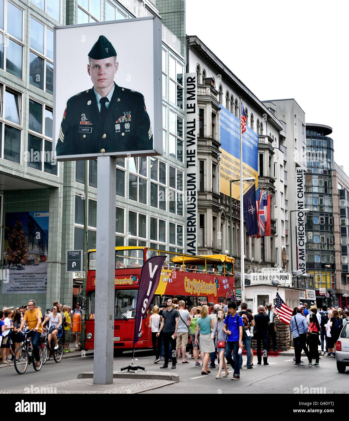 Checkpoint Charlie (Checkpoint C) Friedrichstraße war der bekannteste Berliner Mauer-Grenzübergang zwischen Ost- und West-Berlin während des Kalten Krieges. Deutschland Stockfoto