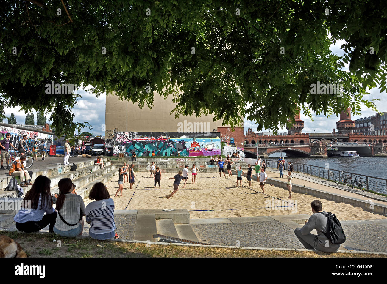 Beach-Volley-Ball in der Nähe Oberbaum Brücke (Oberbaumbrücke) Friedrichshain/Kreuzberg, die East Side Gallery Deutsch Berliner Mauer durch die Spree Wand ehemalige Grenze Kreuzberg Deutschland Stockfoto