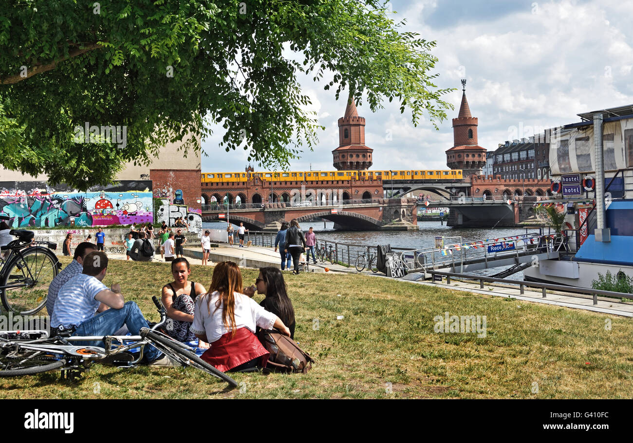 Beach-Volley-Ball in der Nähe Oberbaum Brücke (Oberbaumbrücke) Friedrichshain/Kreuzberg, die East Side Gallery Deutsch Berliner Mauer durch die Spree Wand ehemalige Grenze Kreuzberg Deutschland Stockfoto