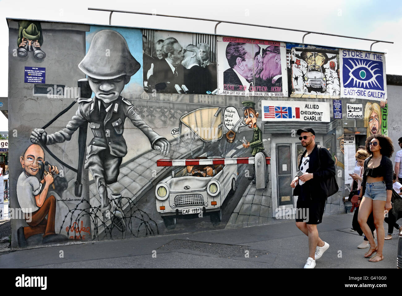 Die East Side Gallery Wandbilder Graffiti Streetart auf der 1,3 km langen Abschnitts der deutschen Berliner Mauer durch die Spree Wand ehemalige Grenze Kreuzberg Deutschland (1,3 km langen Abschnitt der Berliner Mauer an der Spree und Muhlenstrasse) Stockfoto