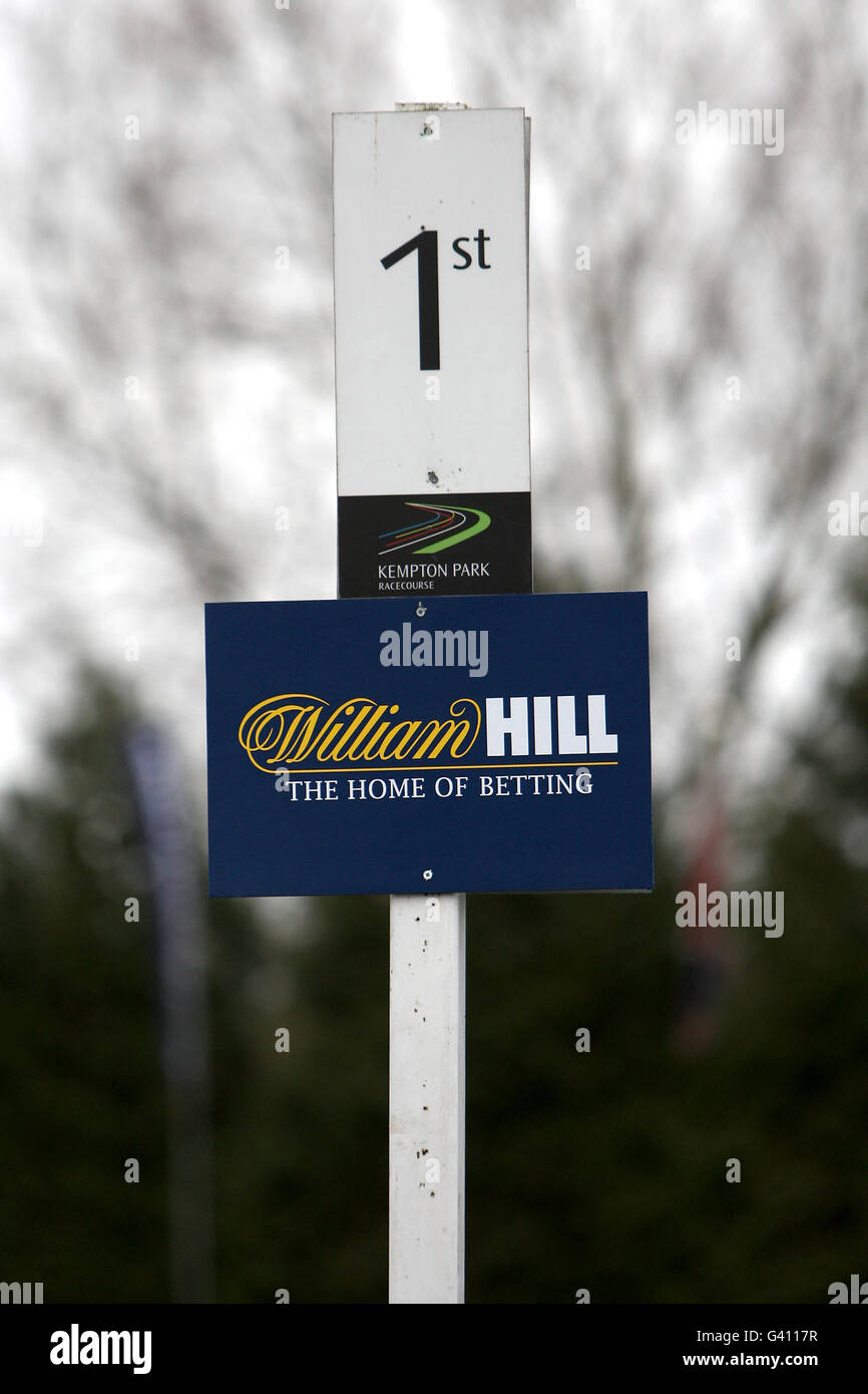 Pferderennen - William Hill Super Saturday - Kempton Park. Beschilderung nach William Hill im Kempton Park Stockfoto