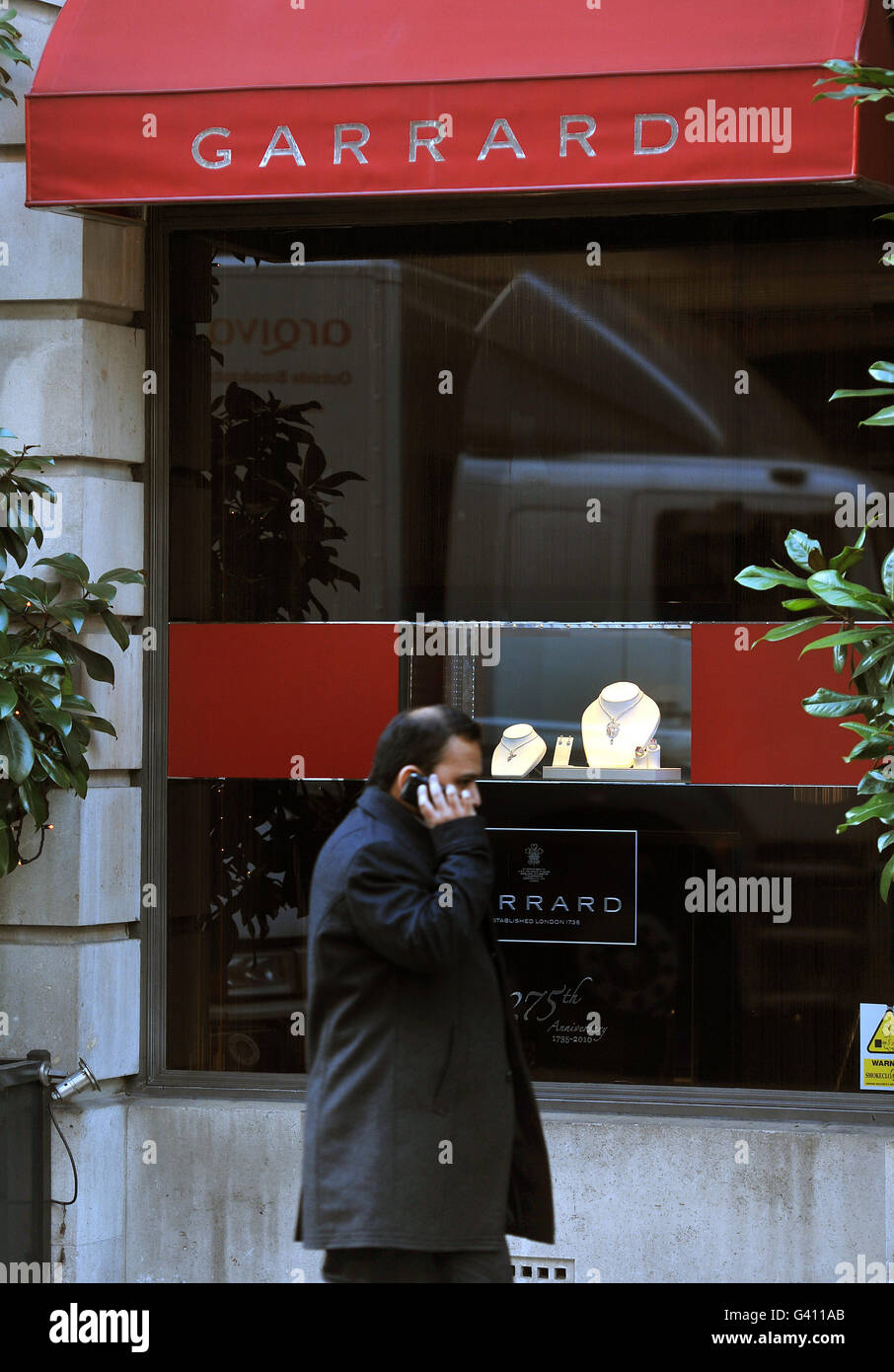 Londoner Aktien. Eine Fensterausstellung von Garrard the Jewelers in der Albemarle Street Mayfair im Zentrum von London. Stockfoto