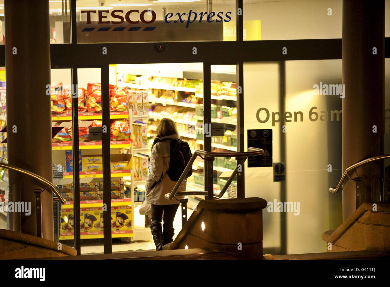 Eine Schauspielerin geht in den Tesco-Laden, um an der Selbstbedienungskasse eine Pizza zu kaufen, wo Joanna Yeates an dem Tag, an dem sie vermisst wurde, als Teil einer Rekonstruktion ihrer letzten bekannten Bewegungen in Bristol für die Fernsehsendung Crimewatch gesehen wurde. Stockfoto