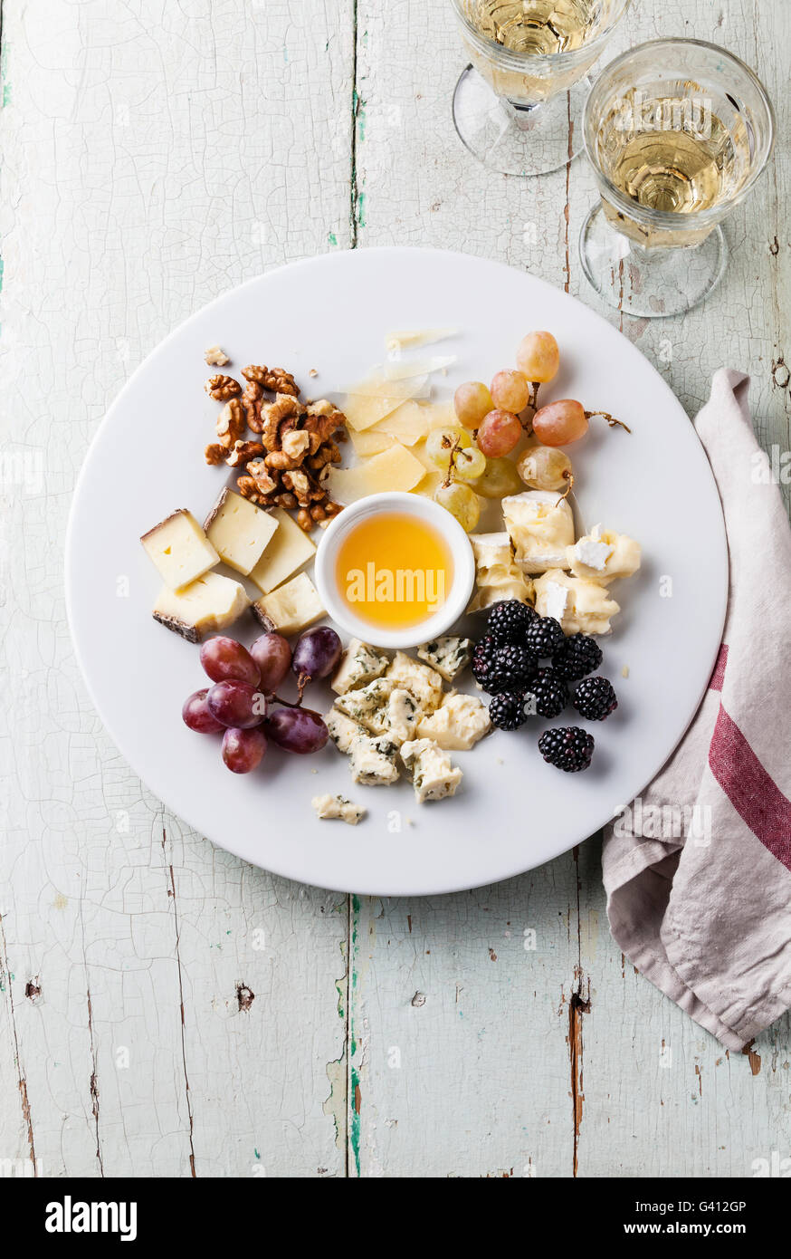 Käse-Platte-Snacks-Sortiment mit Honig auf weißen Teller Stockfoto