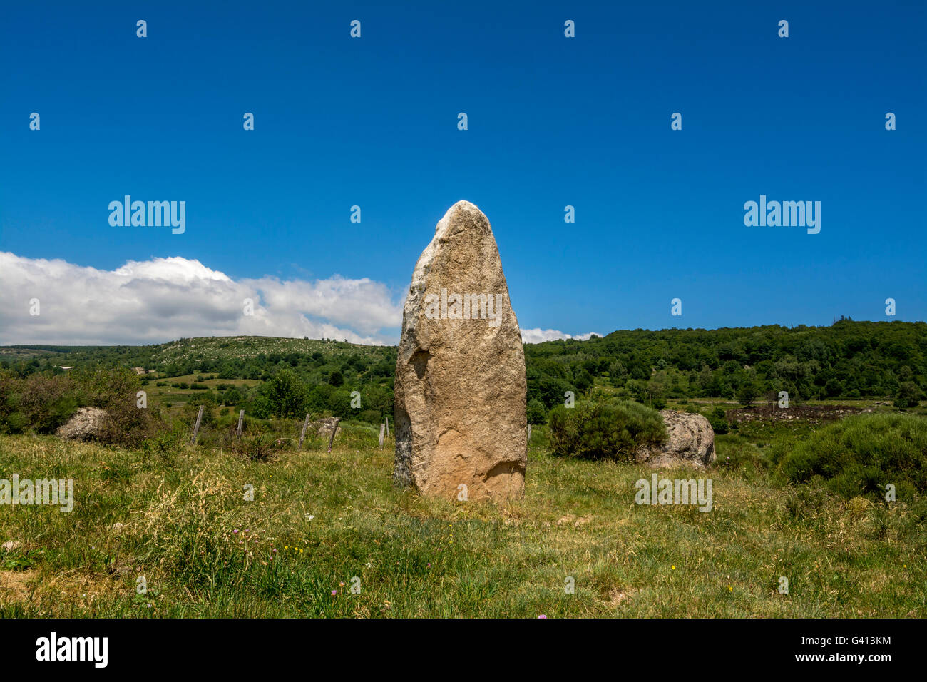 Neolithisches Menhir, Cham des Bondons, UNESCO-Weltkulturerbe, Nationalpark Cevennen, Departement Lozere, Occitanie, Frankreich Stockfoto