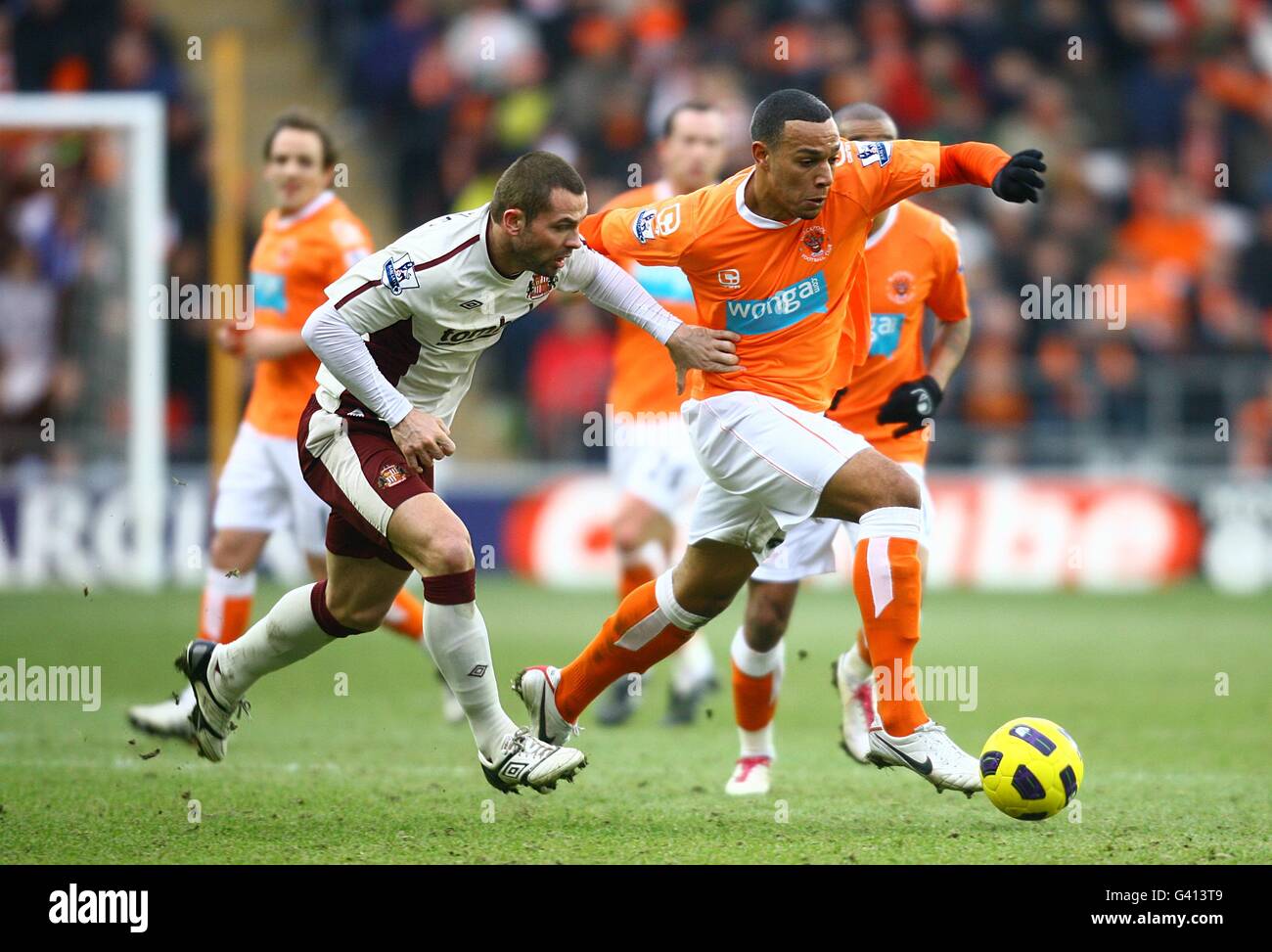 Fußball - Barclays Premier League - Blackpool / Sunderland - Bloomfield Road. Matt Phillips von Blackpool (rechts) und Phillip Bardsley von Sunderland (links) kämpfen um den Ball Stockfoto