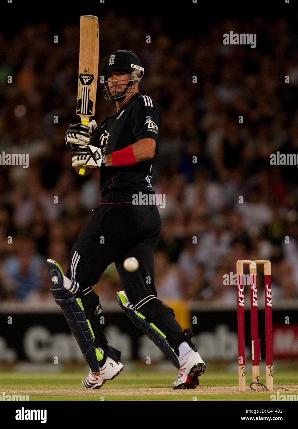 Englands Kevin Pietersen schlägt beim ersten internationalen Twenty20-Spiel im Adelaide Oval in Adelaide. Stockfoto