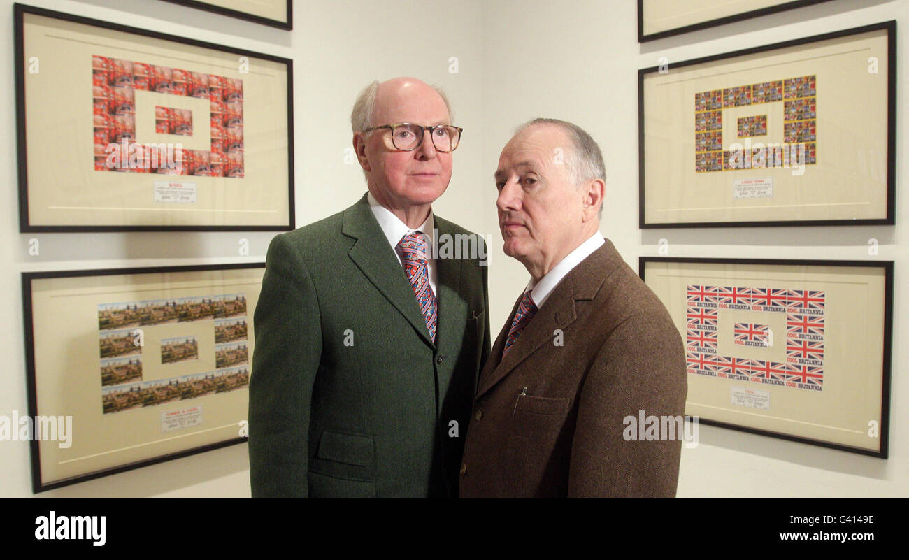 Die Künstler Gilbert Proesch (rechts) und George Passmore (links) mit ihrer Harnröhre Postcard Art im White Cube in London. Stockfoto