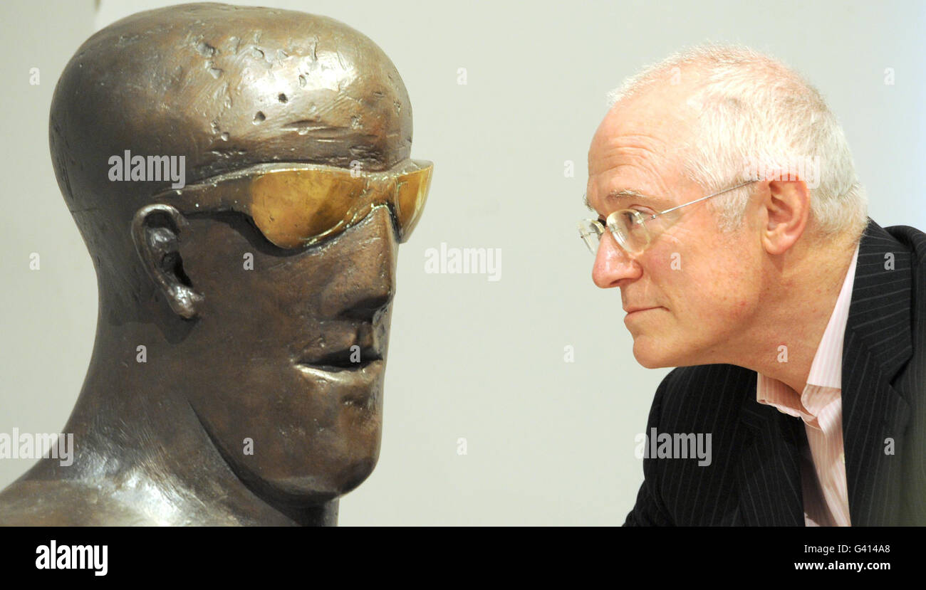 Chris Ingram posiert mit der Skulptur Goggle Head, 1969, von Elisabeth Frink während der Pressevorschau für eine bevorstehende Ausstellung der Ingram Collection of 20th Century British Art in Sotheby's, London. Stockfoto