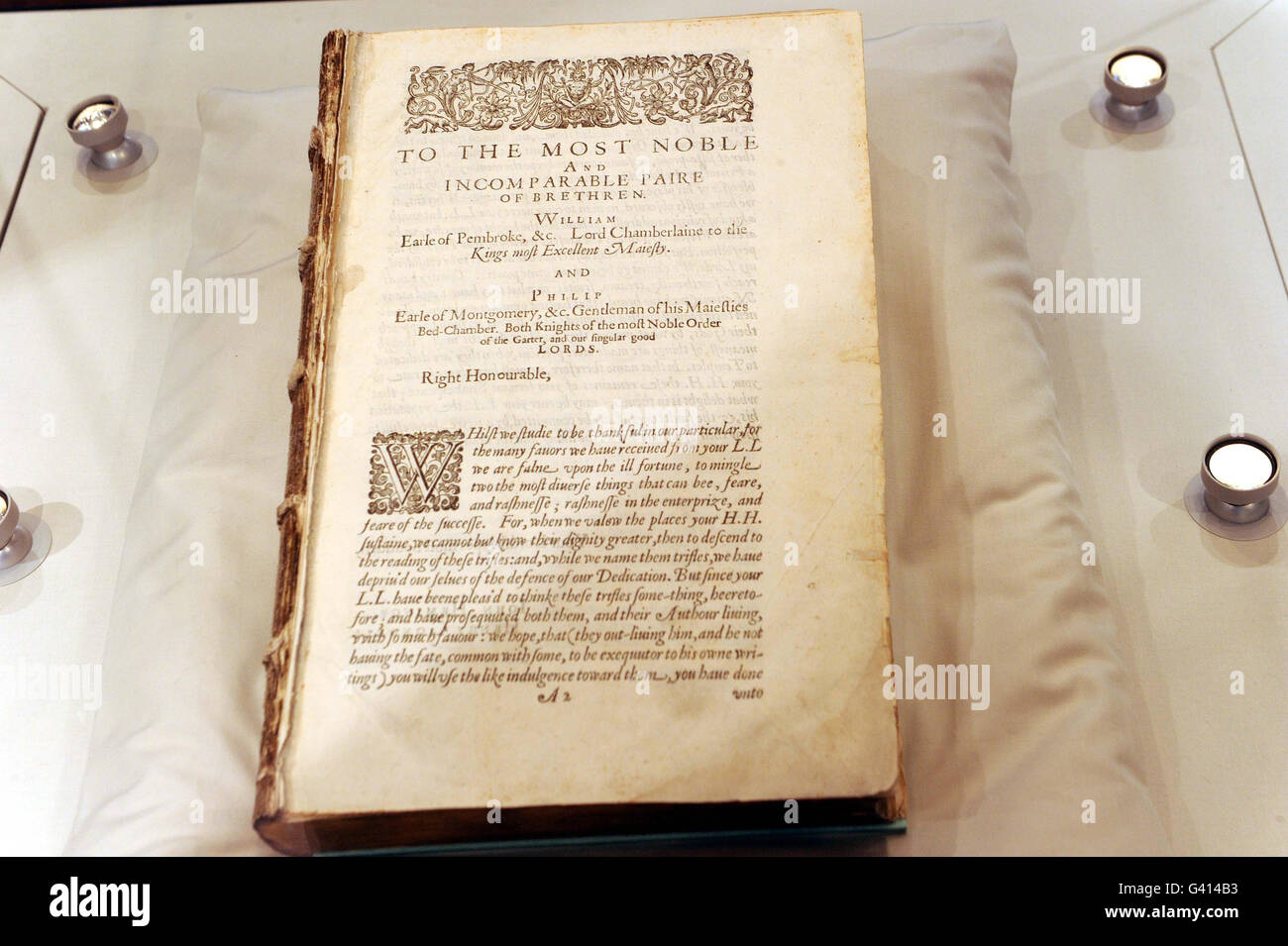 Die seltene Shakespeare-erste Folio aus dem Jahr 1623 in der Vitrine, die zum ersten Mal seit 12 Jahren in der Wolfson Gallery der Universität zu sehen ist. Stockfoto