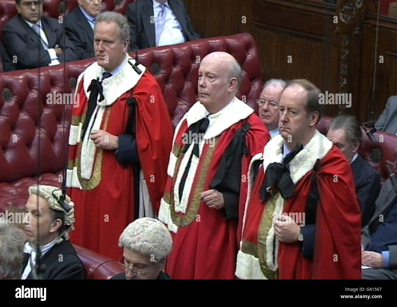 Regisseur und Oscar-prämierter Drehbuchautor Julian Fellowes (Mitte), der Schöpfer des ITV-Hits Downton Abbey, nimmt heute als konservativer Peer seinen Platz im House of Lords ein. Stockfoto