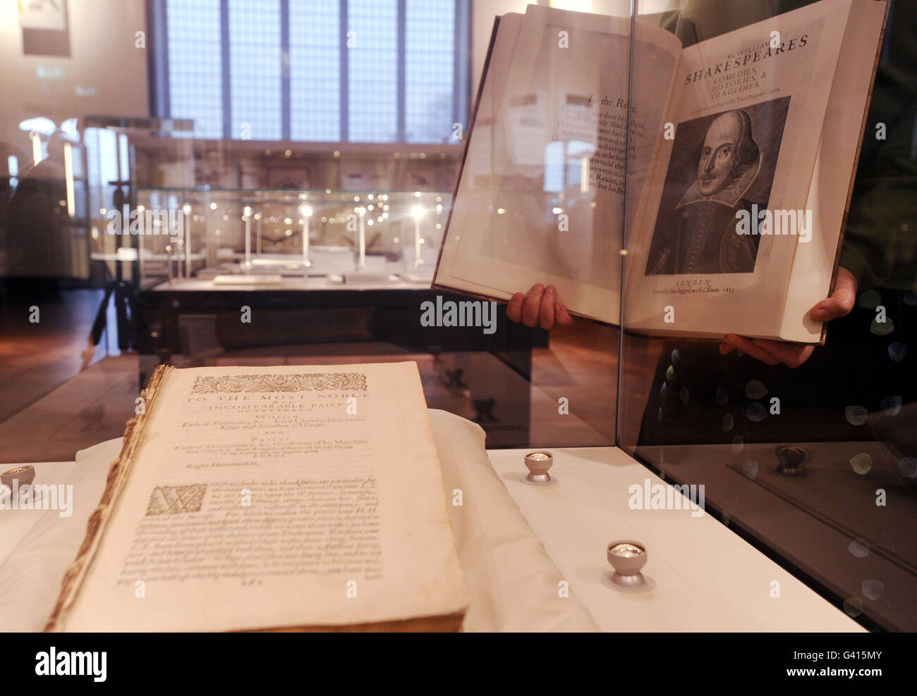 Sheila Hingley, Leiterin der Heritage Collections an der Durham University, hält eine Kopie des seltenen Shakespeare First Folios aus dem Jahr 1623 mit dem Original in der Vitrine, das zum ersten Mal seit 12 Jahren in der Wolfson Gallery der Universität zu sehen ist. Stockfoto