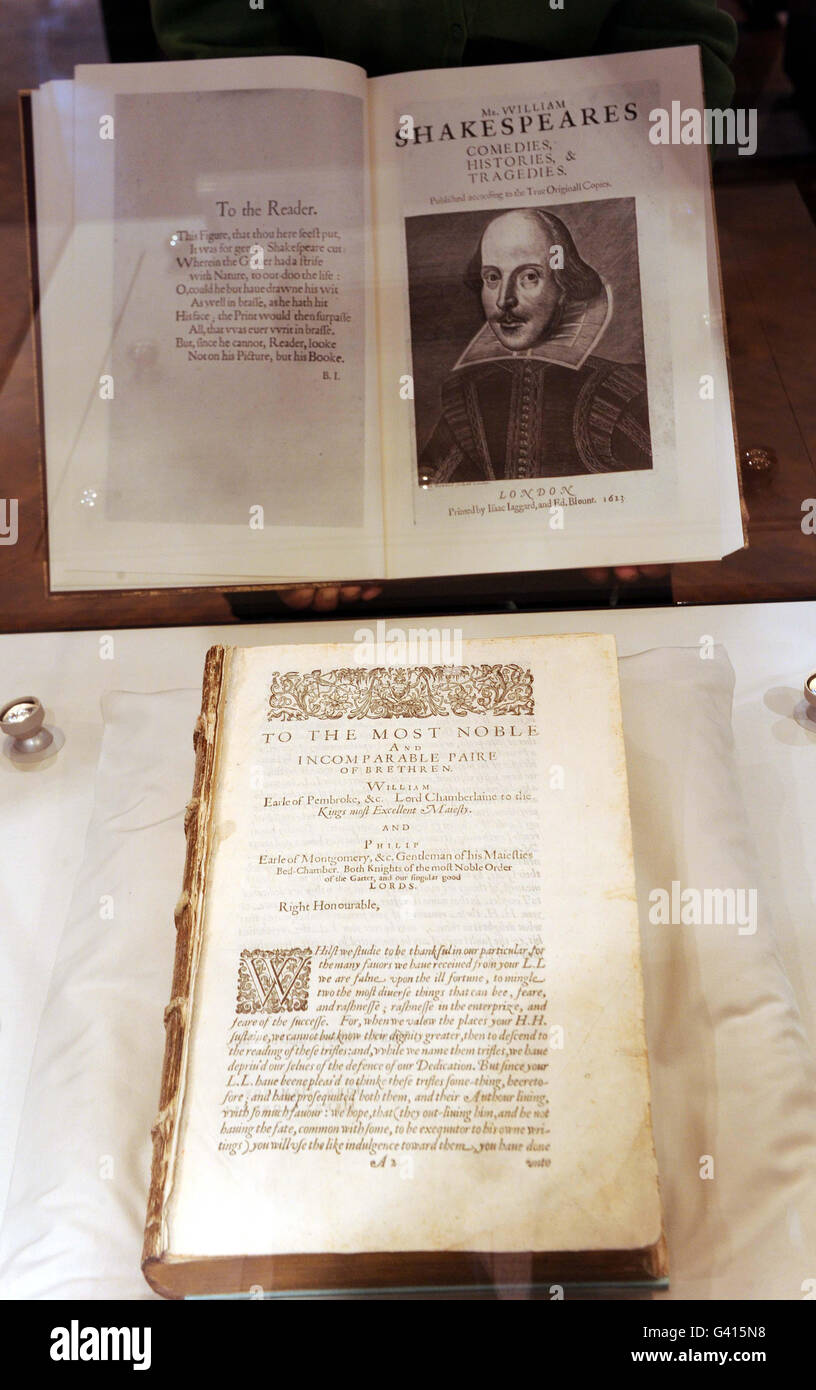 Sheila Hingley, Leiterin der Heritage Collections an der Durham University, hält eine Kopie des seltenen Shakespeare First Folios aus dem Jahr 1623 mit dem Original in der Vitrine, das zum ersten Mal seit 12 Jahren in der Wolfson Gallery der Universität zu sehen ist. Stockfoto