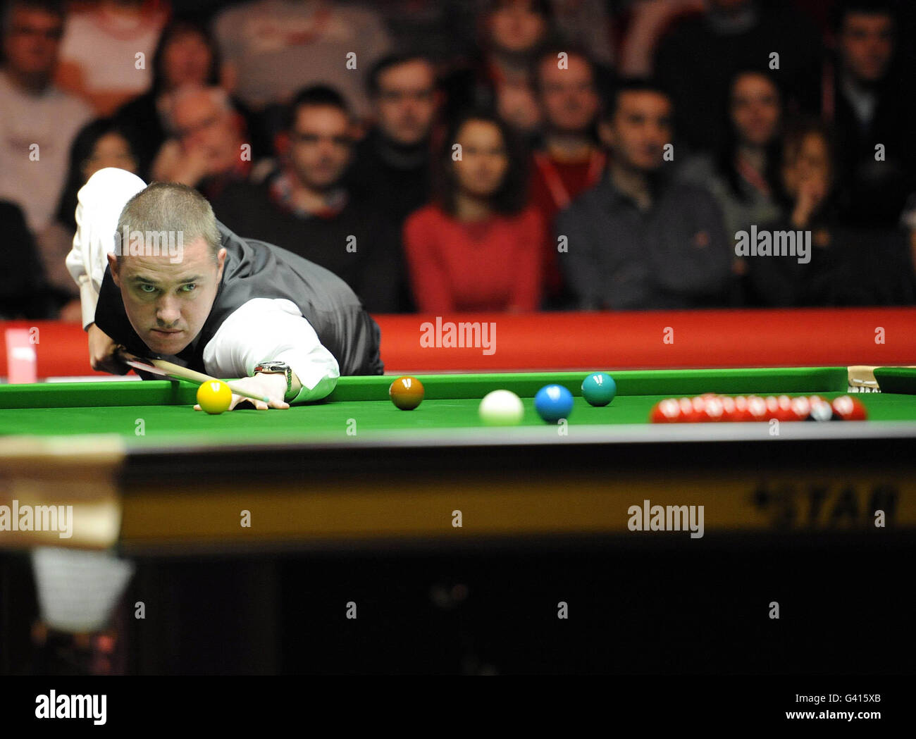 Schottlands Stephen Hendry im Einsatz gegen den australischen Neil Robertson während der Ladbrokes Mobile Masters in der Wembley Arena, London. Stockfoto