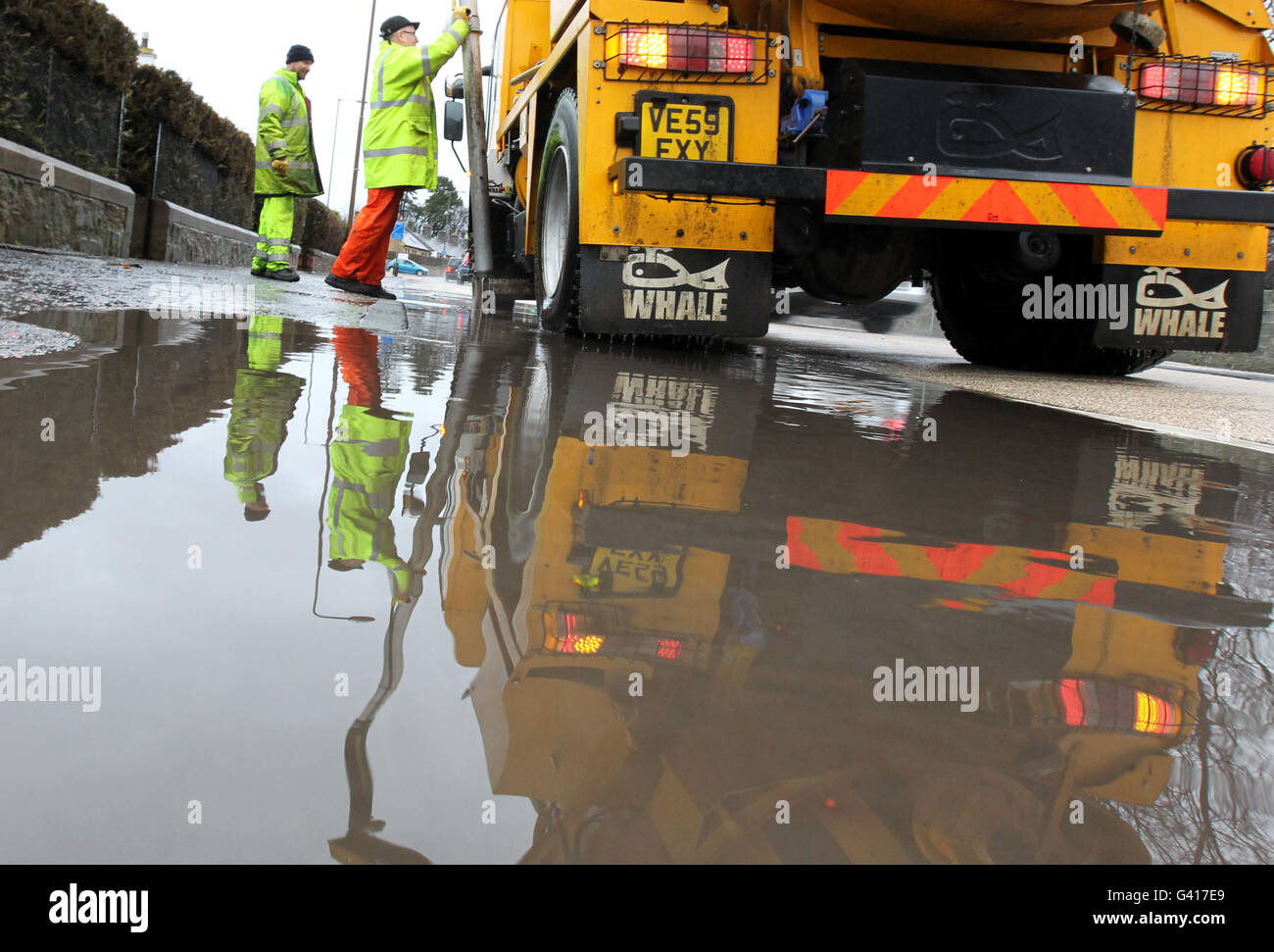 Die Arbeiter leeren die Abflüsse, um die Überschwemmungen in Edinburgh nach heftigen Regenfällen in Schottland zu stoppen. DRÜCKEN SIE VERBANDSFOTO. Bilddatum: Samstag, 15. Januar 2011. Bildnachweis sollte lauten: Andrew Milligan/PA Wire Stockfoto