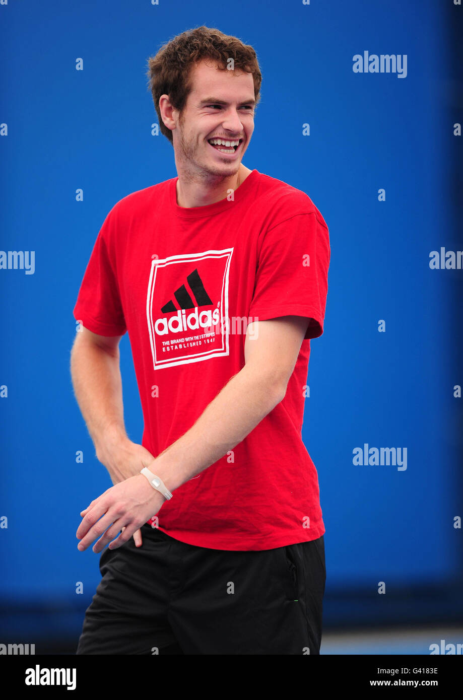 Andy Murray aus Großbritannien lächelt vor einer Trainingseinheit am ersten Tag der Australian Open 2011 im Melbourne Park in Melbourne, Australien. Stockfoto