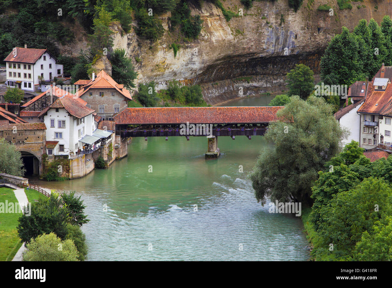Luftbild von der Pont de Berne in Fribourg, Schweiz. Stockfoto