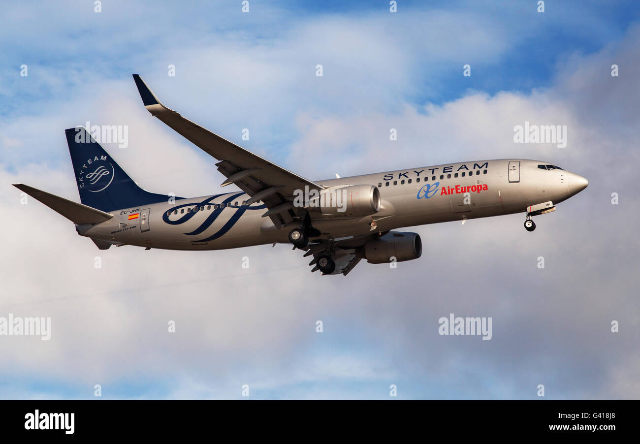 Ein Air Europa Boeing 737-800 lackiert in SkyTeam Sonderfarben nähert sich zum Flughafen El Prat Stockfoto