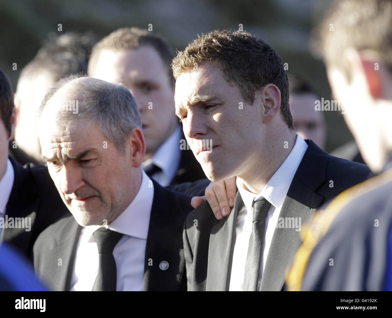 Michaela McAreaveys Vater Mickey harte (links) und der Witwer John McAreavey (rechts) folgen ihrem Sarg, der zur St. Malachy's Kirche in Ballygawley, Co Tyrone, für ihre Beerdigung getragen wird. Stockfoto