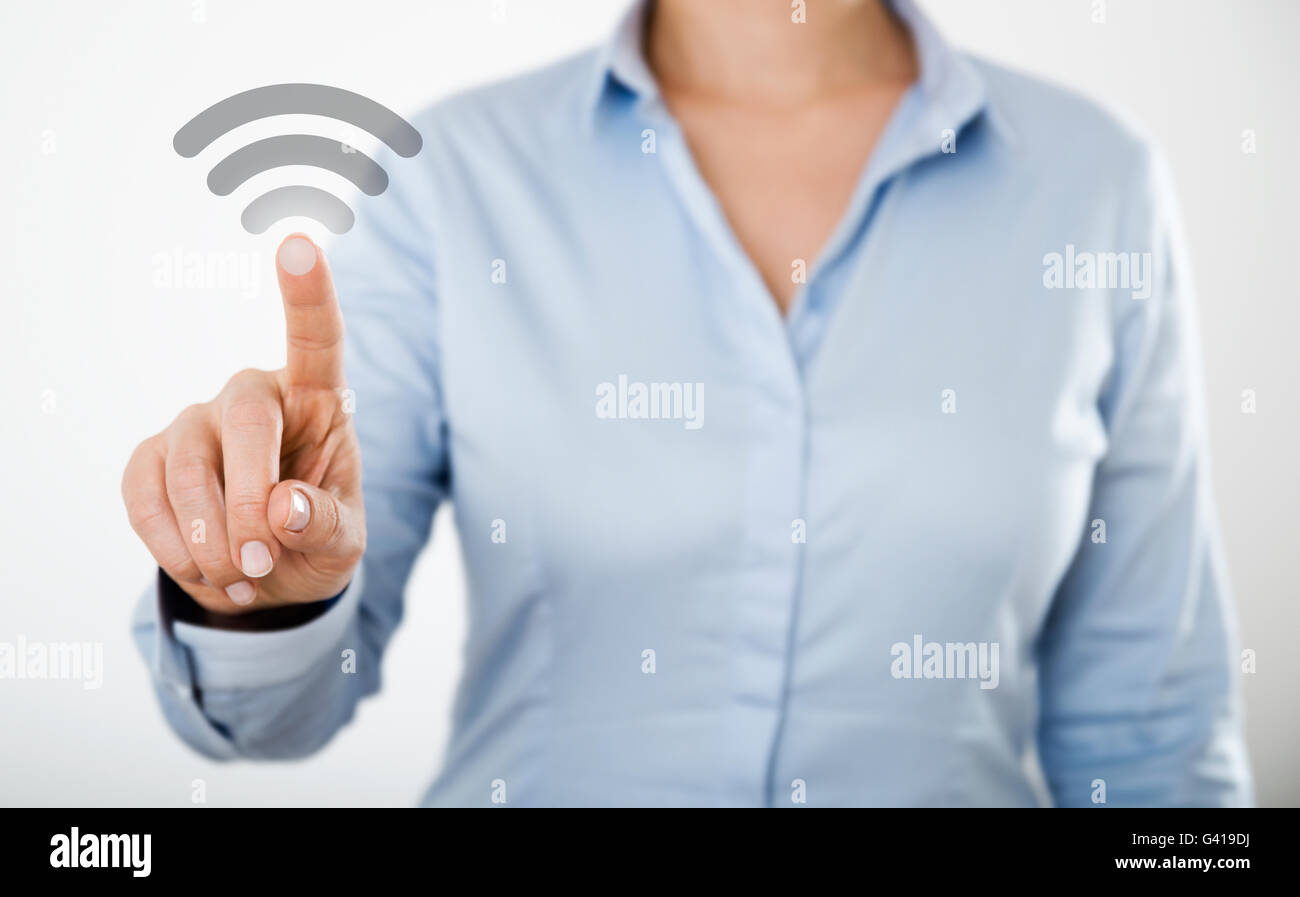 Geschäftsfrau Web Internet Symbole auf dem digitalen Touchscreen TabletPC oder ein Smartphone Handy drücken Stockfoto