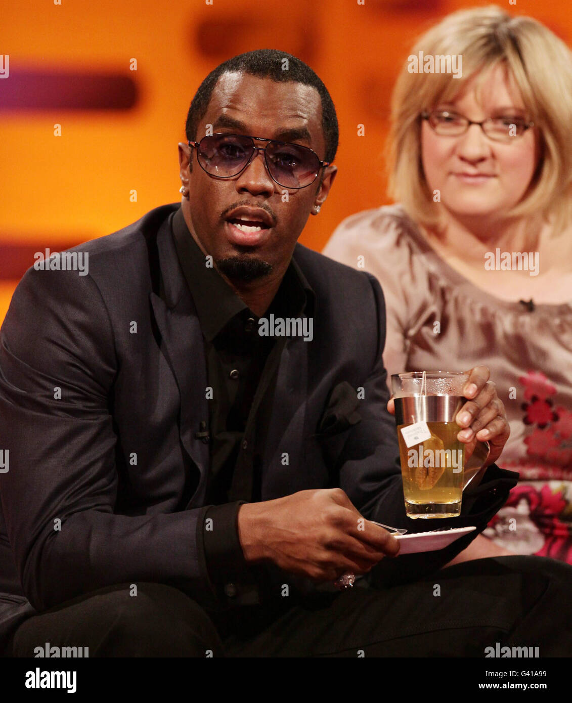 Diddy, auch bekannt als Sean Combs, und Sarah Millican während einer Aufnahme der Graham Norton Show in den London Studios in Süd-London, die am Freitag übertragen wird 21. Januar. Stockfoto