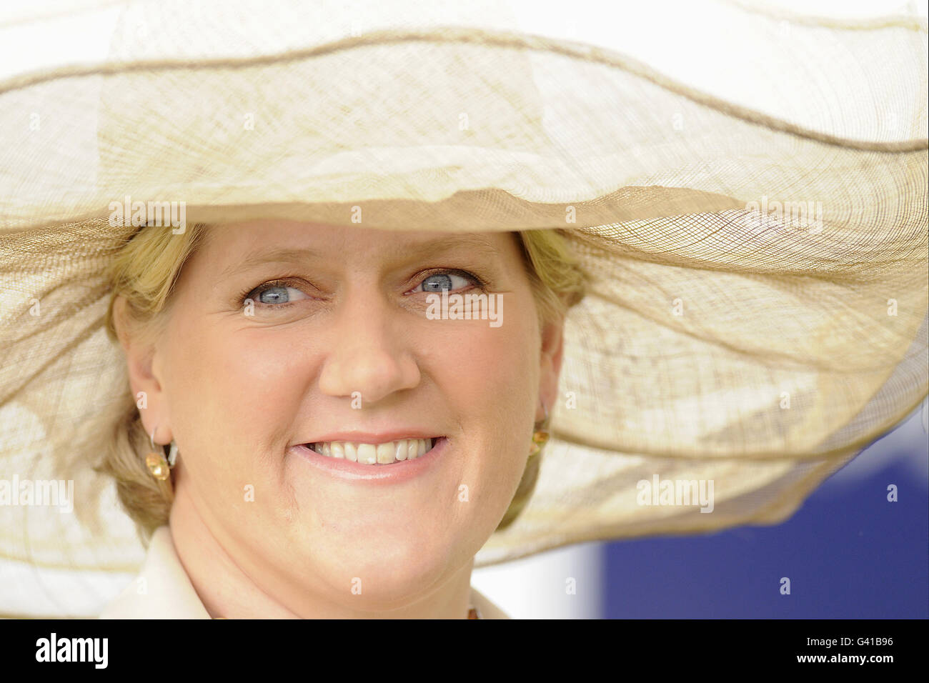 Pferderennen - Investec Derby Festival - Ladies Day - Epsom Racecourse. Clare Balding, BBC-Sportmoderatorin Stockfoto