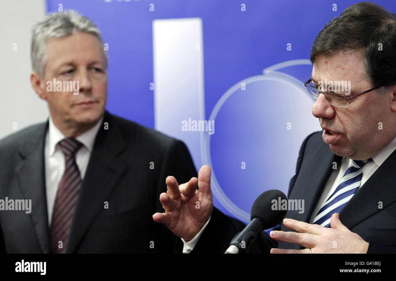 Der irische Premierminister Brian Cowen (rechts) und der erste Minister Peter Robinson während einer Ministerratssitzung im Norden des Südens in Armagh. Stockfoto