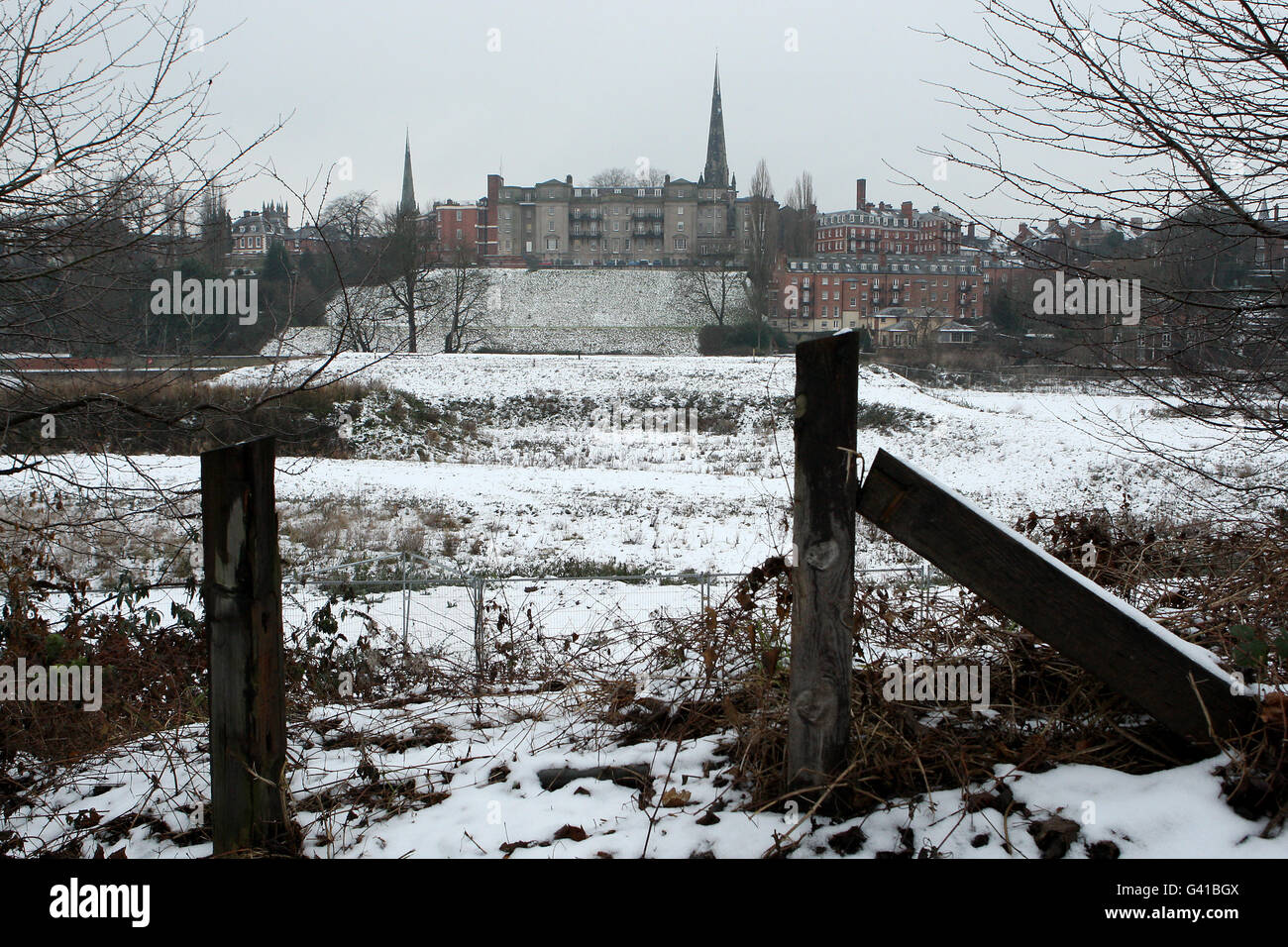Ein allgemeiner Blick auf den Standort des ehemaligen Wohnhauses von Shrewsbury Town Football Club, Gay Meadow. Vom Verein von 1912 bis 2007 verwendet, als der Verein in das heutige Liberty Stadium umzog. Das Gebiet ist derzeit mit Plänen für eine Wohnsiedlung abgeflacht Stockfoto