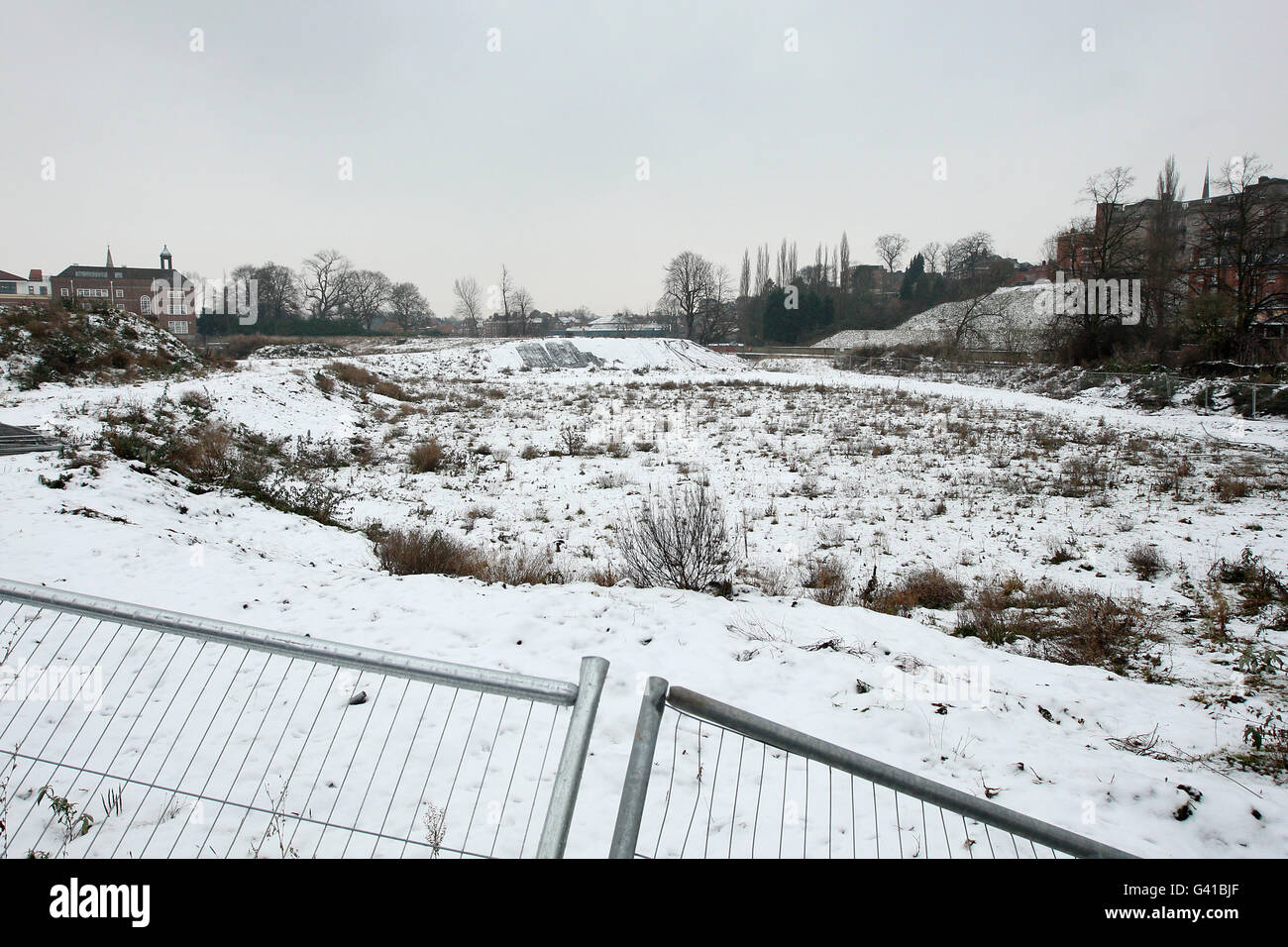 Ein allgemeiner Blick auf den Standort des ehemaligen Wohnhauses von Shrewsbury Town Football Club, Gay Meadow. Vom Verein von 1912 bis 2007 verwendet, als der Verein in das heutige Liberty Stadium umzog. Das Gebiet ist derzeit mit Plänen für eine Wohnsiedlung abgeflacht Stockfoto