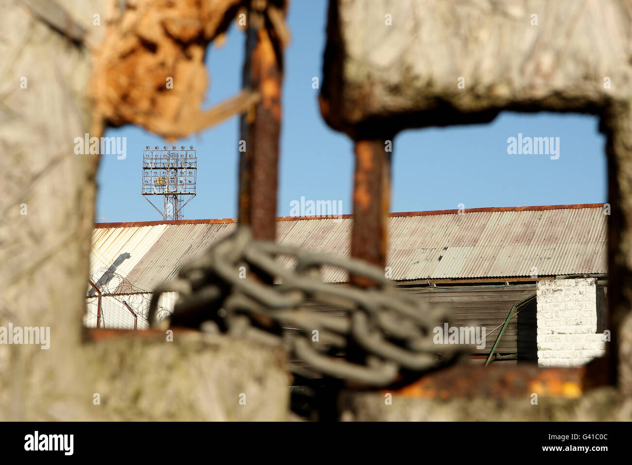 Ein allgemeiner Blick auf den Standort des ehemaligen Wohnhauses des Swansea City Football Club, dem Vetch Field. Vom Verein von 1912 bis 2005 verwendet, als der Verein in das heutige Liberty Stadium umzog. Die Stadionstände werden nicht genutzt Stockfoto