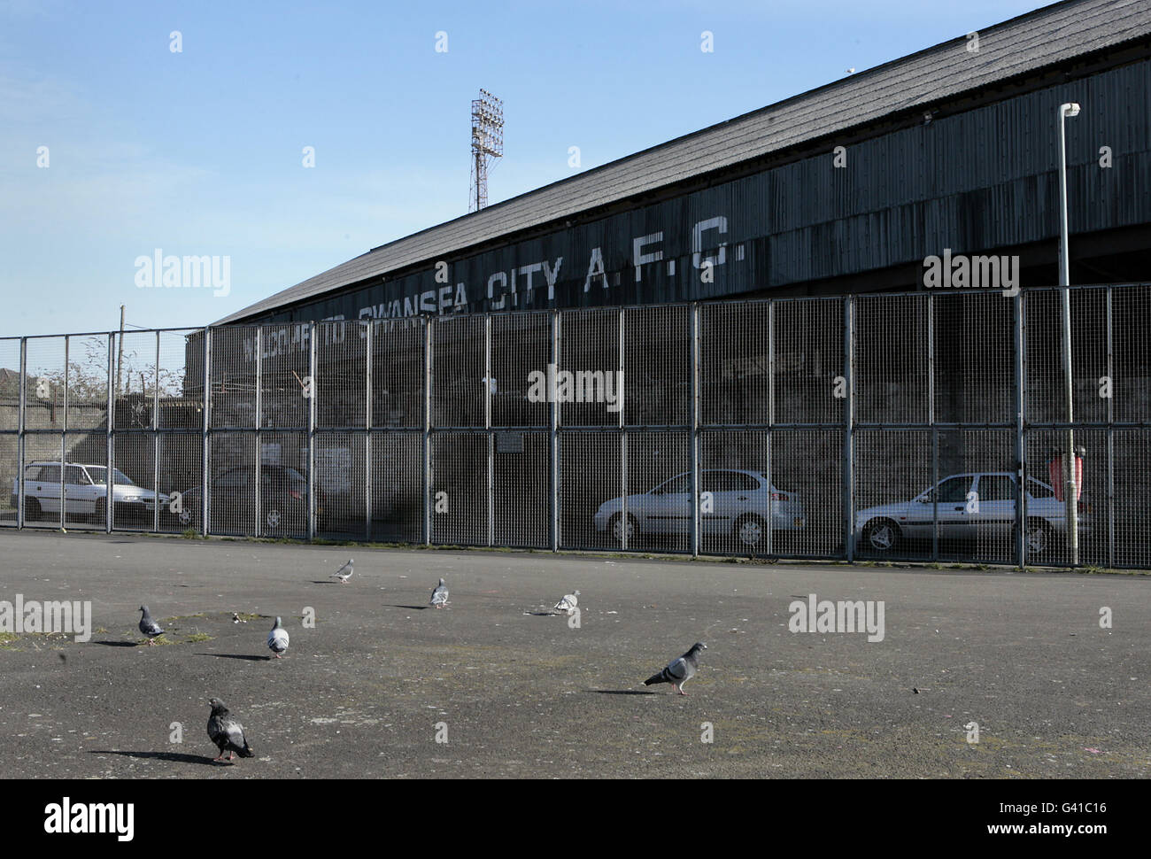 Ein allgemeiner Blick auf den Standort des ehemaligen Wohnhauses des Swansea City Football Club, dem Vetch Field. Vom Verein von 1912 bis 2005 verwendet, als der Verein in das heutige Liberty Stadium umzog. Die Stadionstände werden nicht genutzt Stockfoto