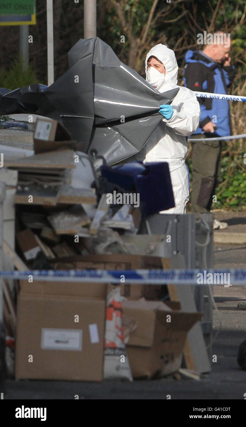 Ein forensischer Offizier am Tatort in Folkestone, Kent, wo gestern Nacht ein Mann nach einem Straßenkampf erstochen wurde. Stockfoto