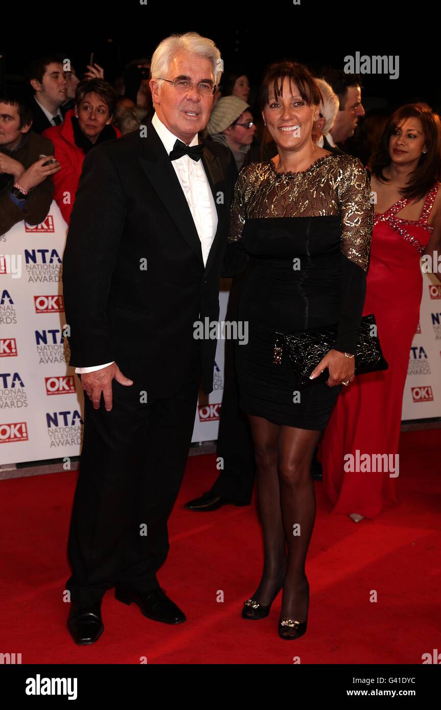 Max Clifford und Frau Jo kommen für die National Television Awards 2011 in der O2 Arena, London. Stockfoto