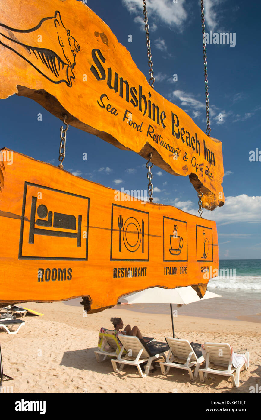 Sri Lanka, Mirissa Beach, Holzschild Werbung Sunshine Beach Inn Stockfoto